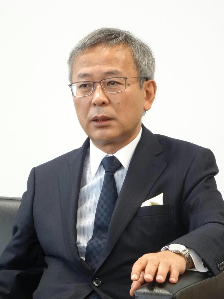 取材に応じるＮＴＴの篠原弘道副社長＝８日、東京都千代田区
