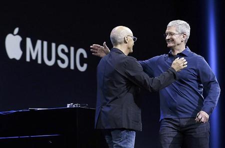 ８日、米サンフランシスコで新サービスについて発表したクックＣＥＯ（右）と音楽プロデューサーのジミー・アイオヴィン氏（ロイター）