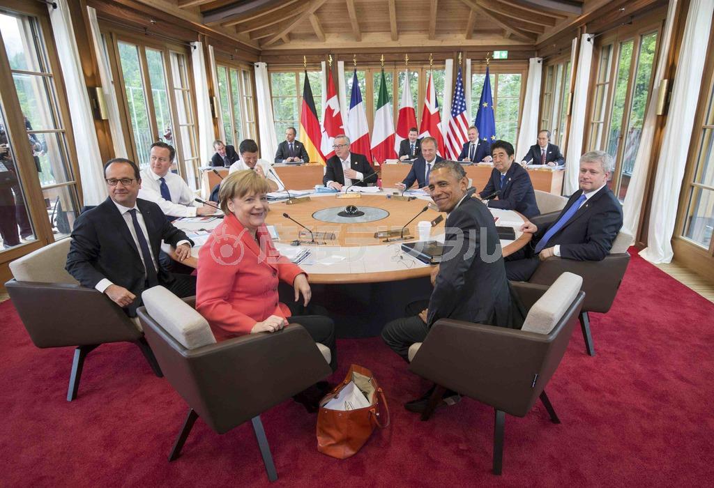 Ｇ７首脳会議の２日目の討議に臨む各国首脳ら＝２０１５年６月８日、ドイツ・エルマウ（ロイター）