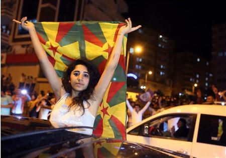 少数民族クルドの旗を掲げながら、総選挙での躍進を喜ぶクルド人系政党、人民民主党（ＨＤＰ）の支持者たち＝２０１５年６月７日夜、トルコ・ディヤルバクル（ＡＰ）