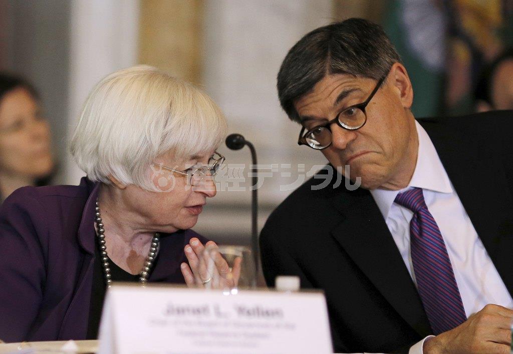 財務省での会合で、ジャネット・イエレン米連邦準備制度理事会議長（左）と言葉を交わすジャック・ルー米財務長官。ルー氏は、人民元のＩＭＦ構成通貨入りにはなおも慎重なスタンスを保っている＝２０１５年５月１９日、米国・首都ワシントン（ロイター）