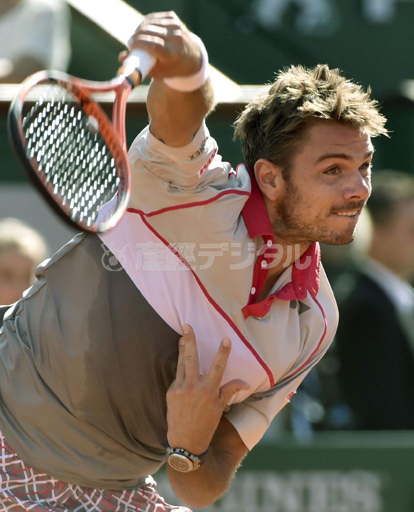 男子シングルス決勝、サーブを放つスタン・バブリンカ＝２０１５年６月７日、フランス・首都パリ（共同）