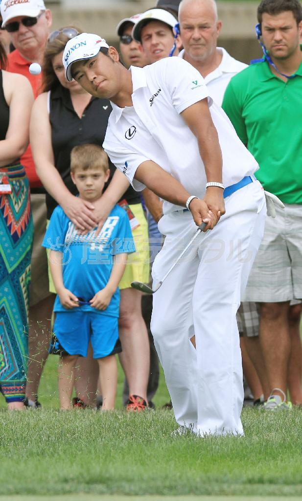 最終ラウンド、１０番でアプローチショットを放つ松山英樹＝２０１５年６月７日、米オハイオ州ダブリンのミュアフィールドビレッジＧＣ（共同）