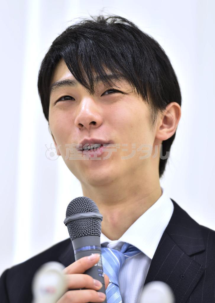 名古屋市内で記者会見するフィギュアスケートの羽生結弦（はにゅう・ゆづる）＝２０１５年６月８日（共同）