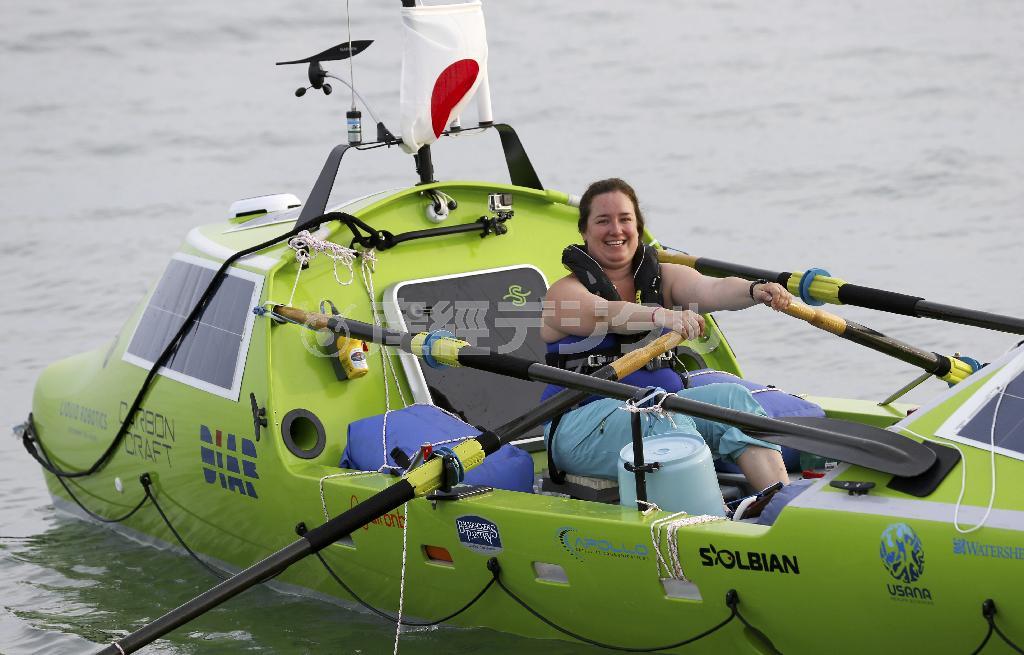 手こぎボートでの単独太平洋横断に挑戦する米国人女性、ソーニャ・バウムシュタインさん＝２０１５年６月７日、千葉県銚子市（ＡＰ）