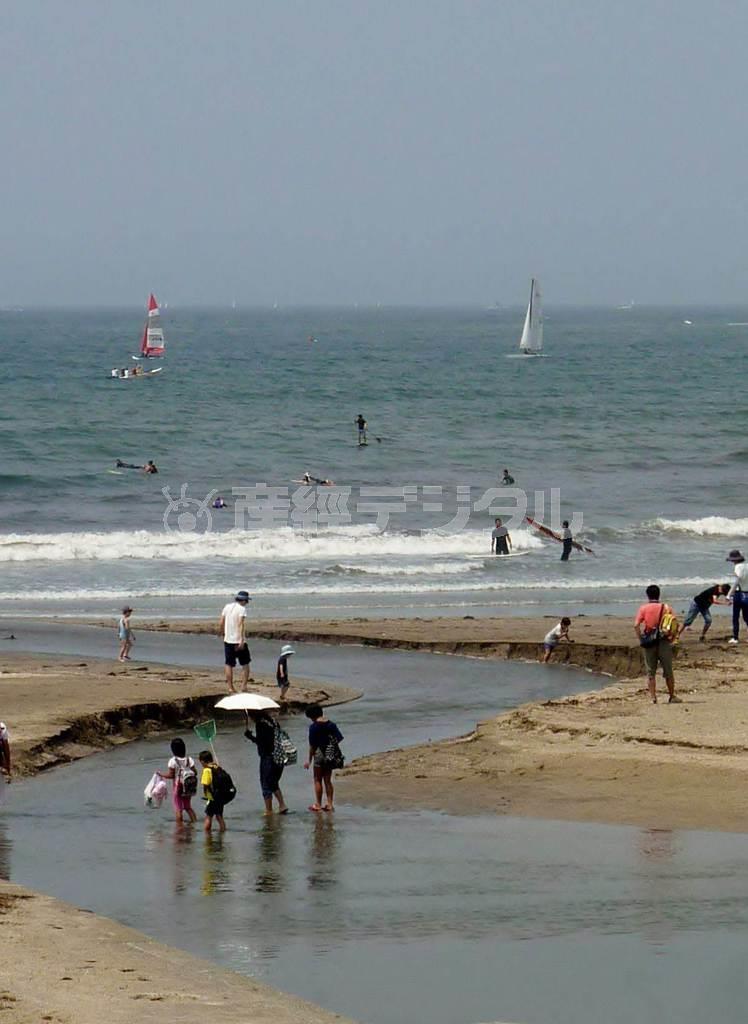 一夜明けた由比ガ浜の滑川河口＝２０１５年５月３１日、神奈川県鎌倉市