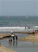 一夜明けた由比ガ浜の滑川河口＝２０１５年５月３１日、神奈川県鎌倉市