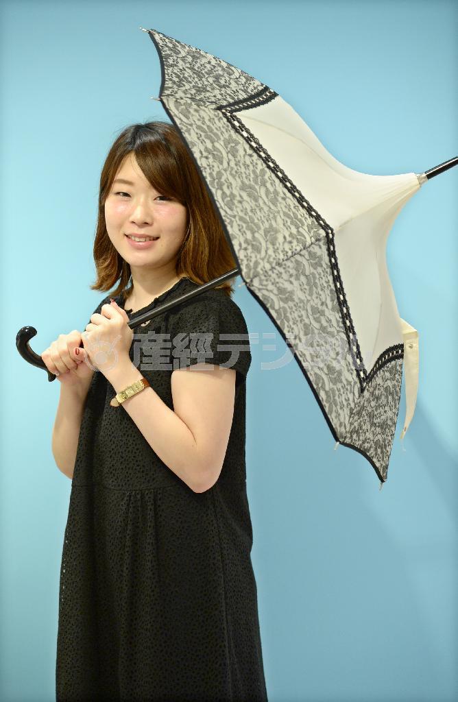 晴雨兼用のＧｕｙ＿ｄｅ＿ＪｅａｎのＹ傘（２万８０００円）は白地に黒レースの繊細な縁取り。Ｂｉｌｉｔｉｓ＿ｄｉｘ－ｓｅｐｔ＿ａｎｓの黒レース使いのシンプルなワンピース（３万６０００円）が映えるスタイル＝２０１５年６月３日、東京都中央区銀座（寺河内美奈撮影）
