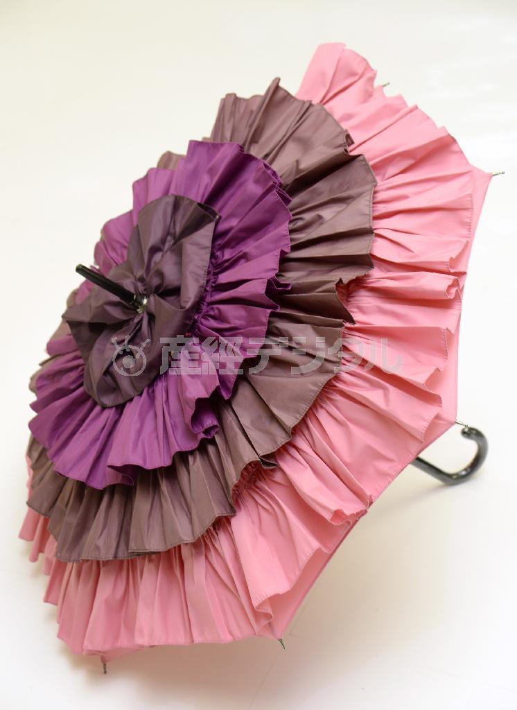 Ｇｕｙ＿ｄｅ＿Ｊｅａｎからはトレンドカラーのボルドーをフリルのグラデーションにした華やかな晴雨兼用の傘（３万２０００円）。コーディネートの主役になりそう＝２０１５年６月３日、東京都中央区銀座（寺河内美奈撮影）