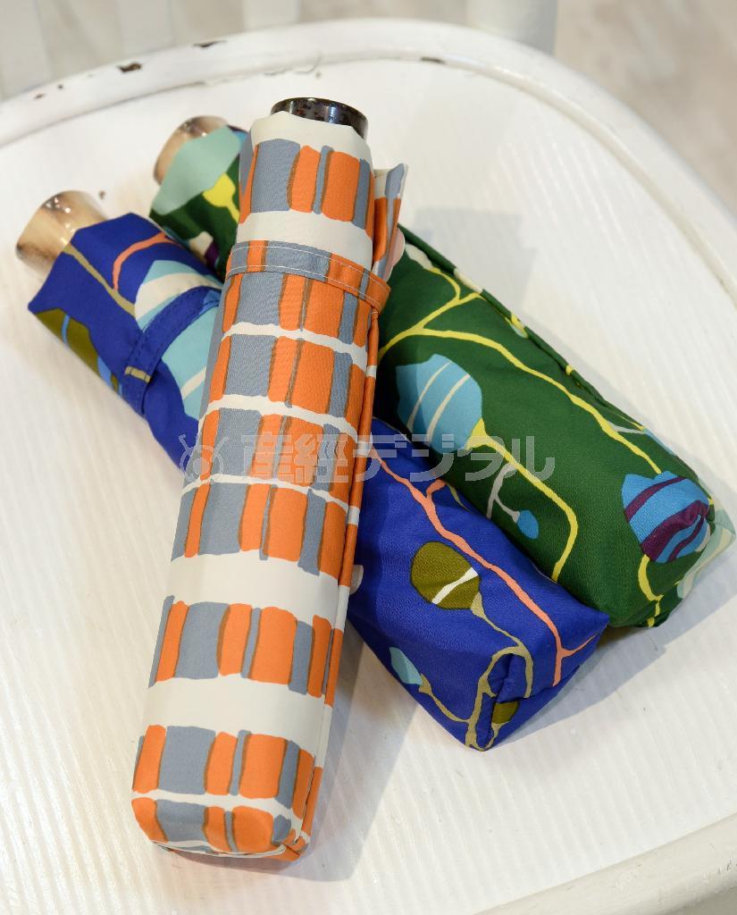 折り畳み傘もカラーやデザインが豊富。ｃｏｃｃａからはトレンドの幾何学模様を手描き風にアレンジしてプリントした温もりのあるデザインが登場（１万円）＝２０１５年６月３日、東京都中央区銀座（寺河内美奈撮影）