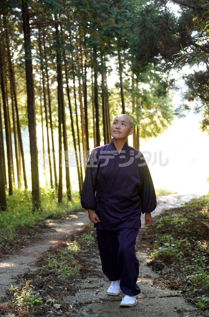 日蓮宗系の尼僧、鈴木日宣（すずき・にっせん）さん＝２０１５年、千葉県内（財満朝則撮影）