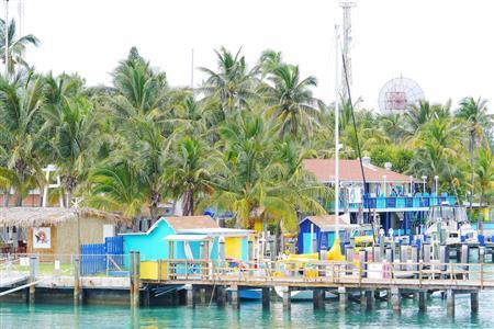 ドルフィンクルーズに出かける船はウエストパームビーチの港から出航する＝２０１２年６月８日、バハマ（越智隆治さん撮影）