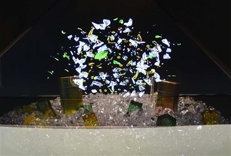 特製トラックでは、アイスキューブの中に入ったトロピカルアイスカプセルが弾けるイメージを表現した３Ｄホログラムも展示された