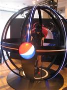 「ペプシストロングバー」に設けられたＣＭの世界を体験できるアトラクション「ペプシストロングボール」＝１０日、東京・原宿（今井裕治撮影）