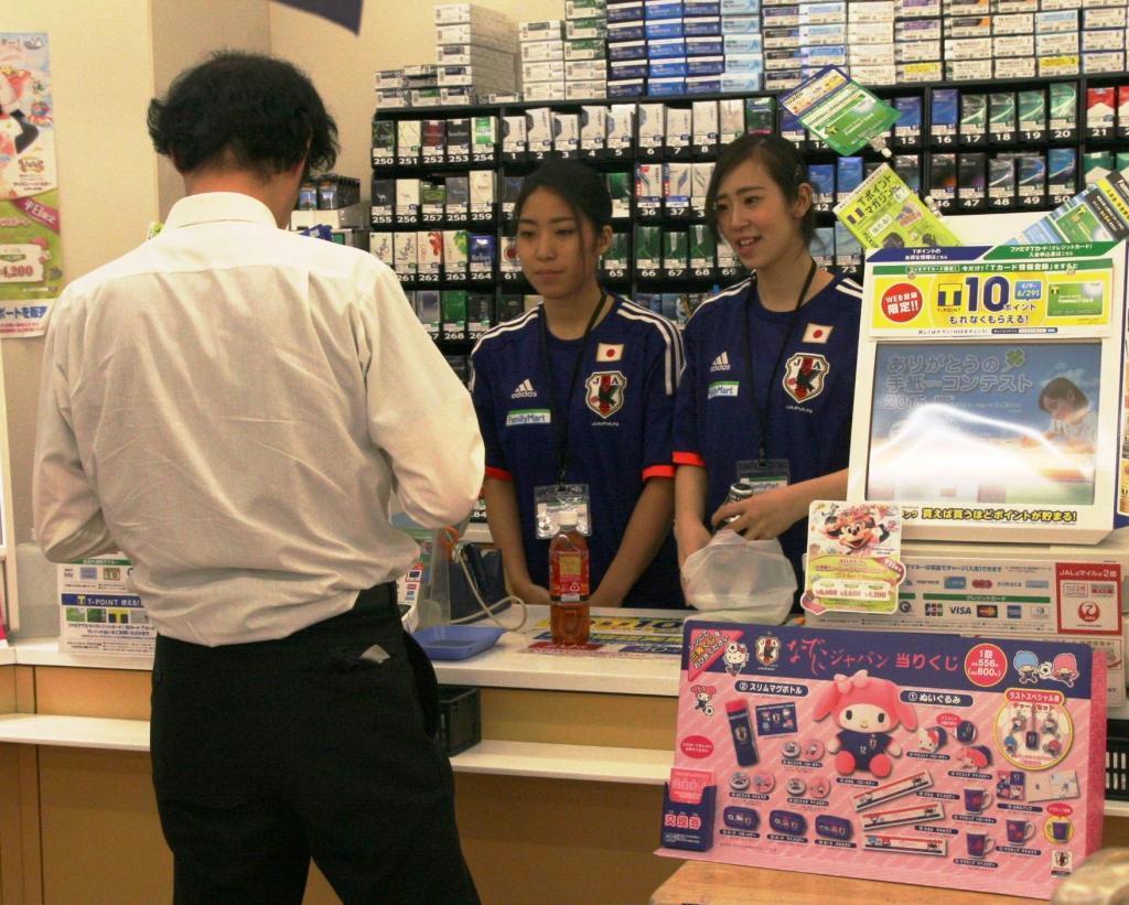 応援キャンペーンを始めたファミリーマートでは店員がユニホーム姿で接客する姿も見られた＝東京都豊島区のファミリーマートサンシャイン南店