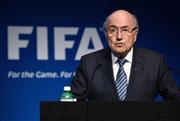 再選から４日後の６月２日、辞任会見をするＦＩＦＡのブラッター会長。海外メディアでは会長自身が汚職に関わったという報道もある＝スイス・チューリヒ（ＡＰ）