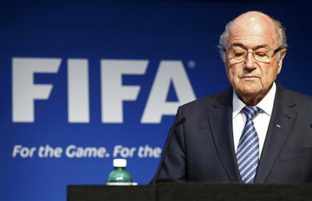記者会見で年内の辞職を発表する国際サッカー連盟（ＦＩＦＡ）のゼップ・ブラッダー会長＝２０１５年６月２日、スイス・チューリッヒ（ロイター）