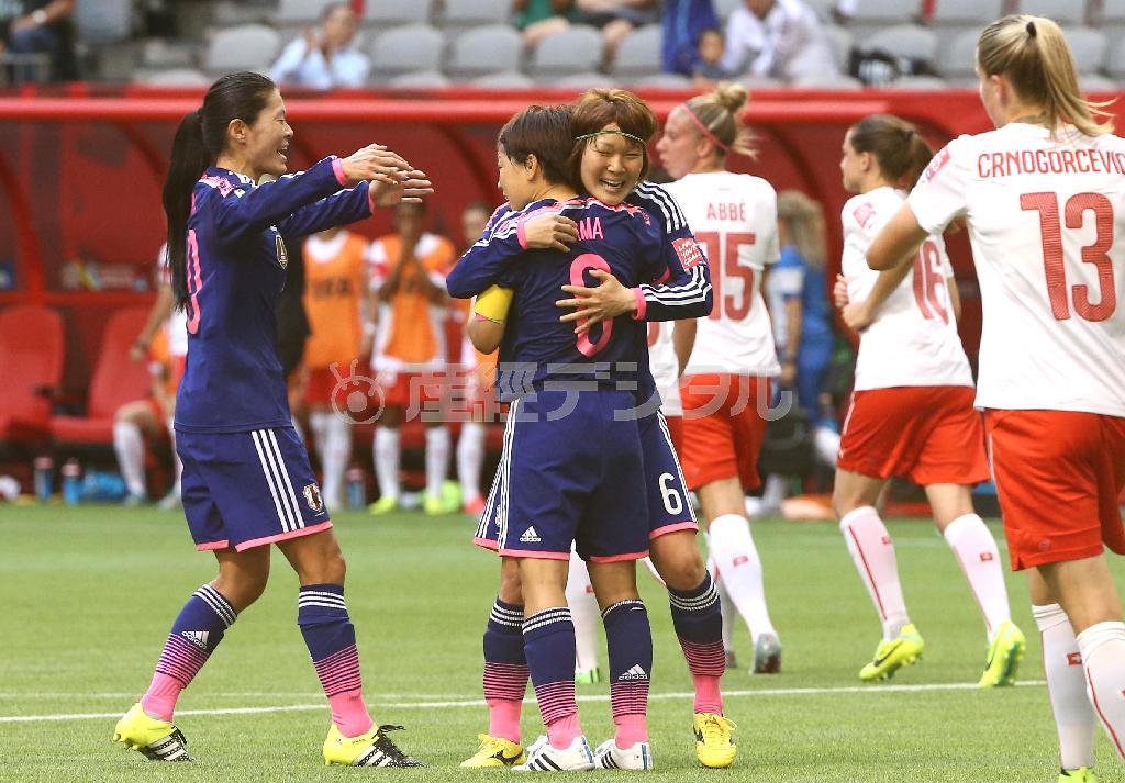 ＰＫを決めた宮間あや（手前）を抱きしめる阪口夢穂（みずほ）と、両手を広げ駈け寄る澤穂希（ほまれ、左）＝２０１５年６月８日、カナダ・ブリティッシュコロンビア州バンクーバーのＢＣプレース（岡田亮二撮影）