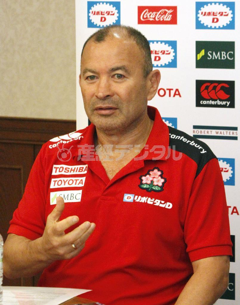 取材に応じるラグビー日本代表のエディー・ジョーンズ・ヘッドコーチ＝２０１５年６月３日、宮崎県宮崎市（共同）