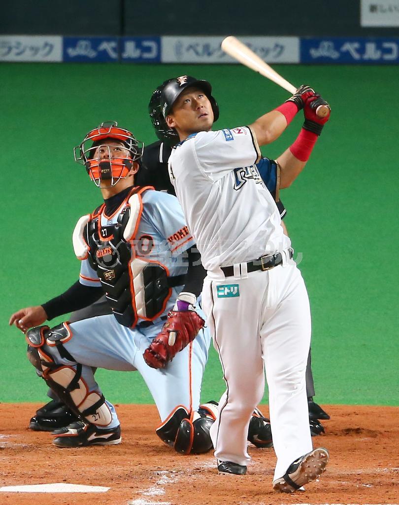 巨人先発のアーロン・ポレダから先制の２点本塁打を放つ中田翔（右）＝２０１５年６月９日、北海道札幌市豊平区・札幌ドーム（春名中撮影）