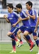 ウオーミングアップをする香川真司（左端）ら＝２０１５年６月９日、神奈川県横浜市港北区・日産スタジアム（共同）