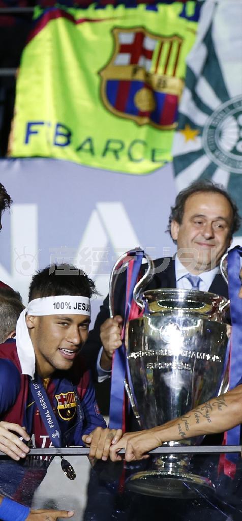 欧州チャンピオンズリーグの優勝カップをバルサに渡す欧州サッカー連盟（ＵＥＦＡ）のミシェル・プラティニ会長。彼が国際サッカー連盟（ＦＩＦＡ）の今後の鍵を握る。左はネイマール＝２０１５年６月６日、ドイツ・首都ベルリン（ＡＰ）