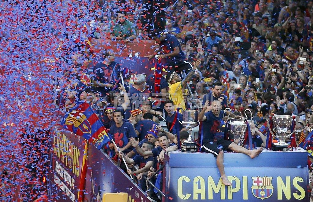 ４季ぶりに欧州ＣＬを制したチームは、バルセロナ市民に熱狂的に迎えられた。先頭はハビエル・マスケラーノ、左にリオネル・メッシ、ネイマールの顔も見える＝２０１５年６月７日、スペイン・カタルーニャ自治州バルセロナ（ロイター）