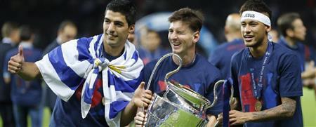 ルイス・スアレスのサムアップ、リオネル・メッシのウインク、ネイマールの額には「１００％ジーザス」。これ以上豪華な南米３トップはあり得ない＝２０１５年６月６日、ドイツ・首都ベルリン（ＡＰ）