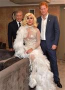 （右から）ヘンリー英王子、米歌手のレディー・ガガさん、米歌手のトニー・ベネットさん＝２０１５年６月８日、英国・首都ロンドン（ＡＰ）