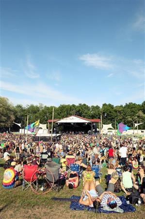 芝生が広がるメーンステージの「ムーンシャイン」。（Ｃ）林大輔