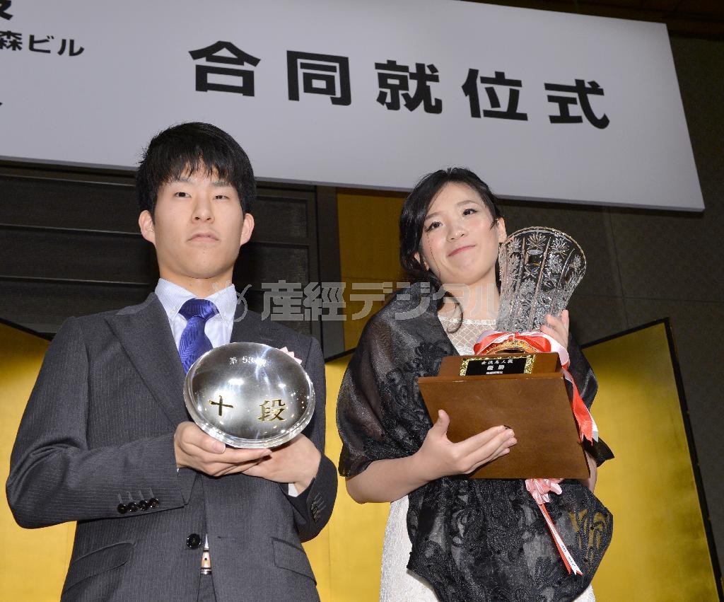 笑顔を見せる伊田篤史十段（左）と謝依旻（しぇい・いみん）女流名人＝２０１５年６月９日、東京都港区のグランドハイアット東京（栗橋隆悦撮影）