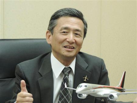 インタビューに応じる三菱航空機の森本浩通社長＝１０日、愛知県豊山町