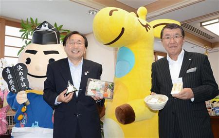 地域限定商品を手にする青森県の三村申吾知事（左）とセブン－イレブン・ジャパンの古屋一樹副社長＝１１日、青森県庁