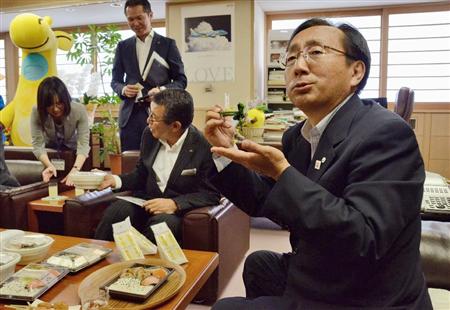 セブン－イレブンの地域限定商品を試食する青森県の三村申吾知事＝１１日、青森県庁
