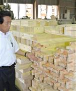 機械によって精密に加工されたプレカット木材＝和歌山市