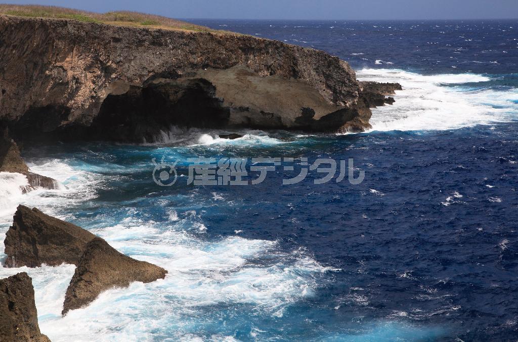 追い詰められた日本兵や民間人が身を投げたバンザイクリフ＝２０１５年４月２４日、米自治領・北マリアナ諸島のサイパン島（佐藤良一さん撮影）