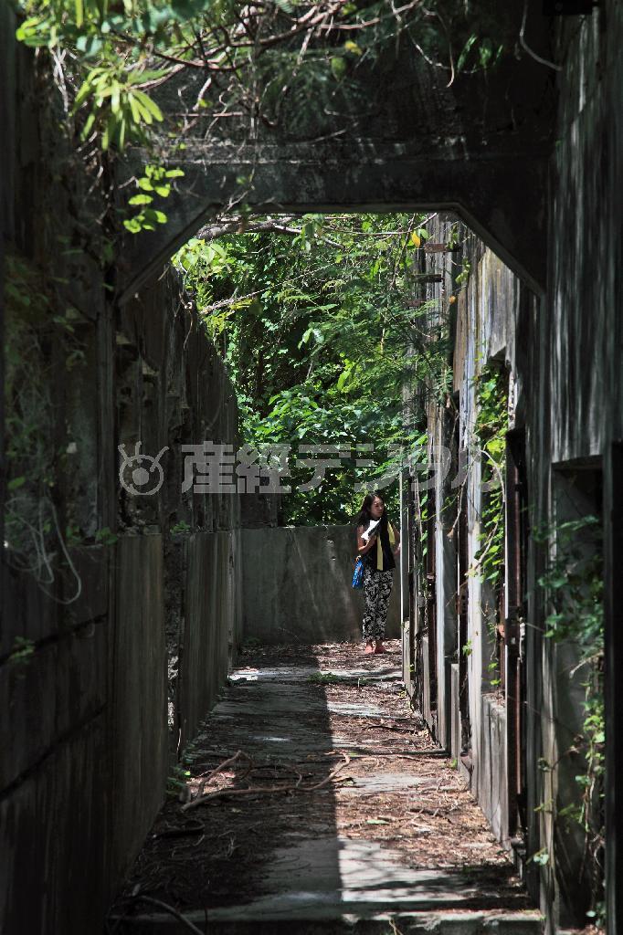 廃墟となった旧日本刑務所＝２０１５年４月２６日、米自治領・北マリアナ諸島のサイパン島（佐藤良一さん撮影）