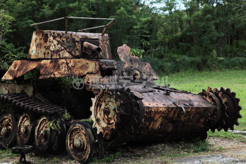 旧飛行場に残された日本軍の戦車＝２０１５年４月２６日、米自治領・北マリアナ諸島のサイパン島（佐藤良一さん撮影）