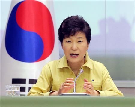 ６月８日、首都ソウルの政府庁舎で開かれた中東呼吸器症候群（ＭＥＲＳ）コロナウイルス対策の会議に出席した韓国の朴槿恵（パク・クネ）大統領＝２０１５年、韓国（聯合＝共同）
