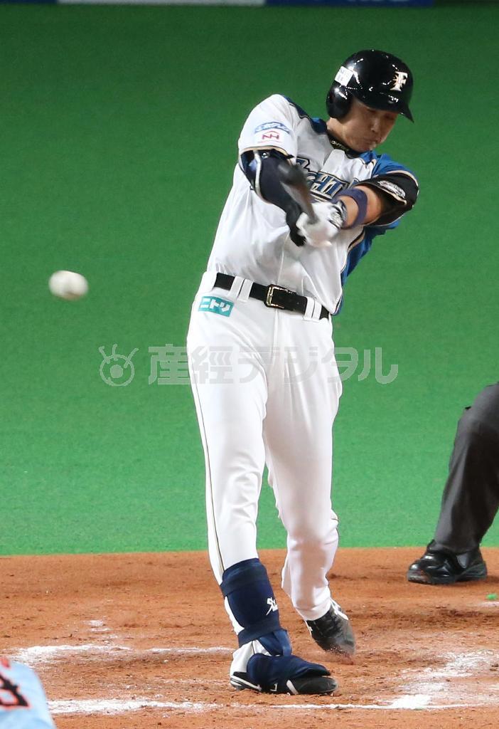 六回、右前打を放つ日本ハム・大谷翔平＝２０１５年６月１０日午後、北海道札幌市豊平区の札幌ドーム（大橋純人撮影）