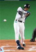 六回、右前打を放つ日本ハム・大谷翔平＝２０１５年６月１０日午後、北海道札幌市豊平区の札幌ドーム（大橋純人撮影）