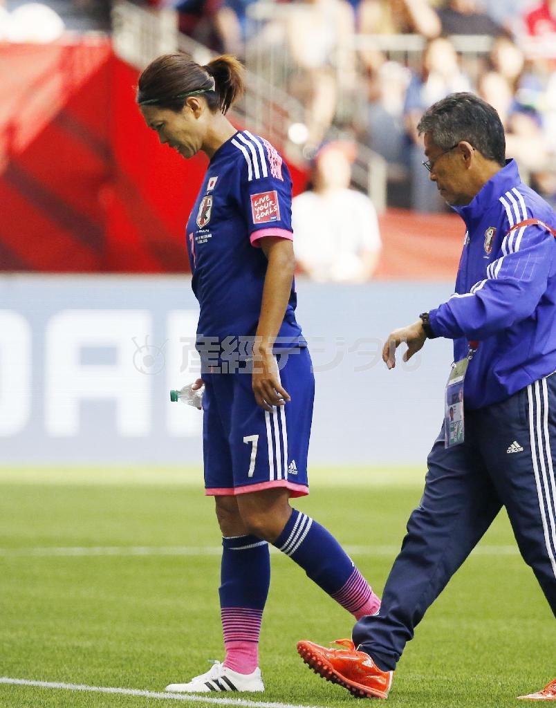 スイス戦で負傷し、ピッチを出る安藤梢（左）＝２０１５年６月８日、カナダ・ブリティッシュコロンビア州バンクーバー（共同）