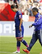 スイス戦で負傷し、ピッチを出る安藤梢（左）＝２０１５年６月８日、カナダ・ブリティッシュコロンビア州バンクーバー（共同）