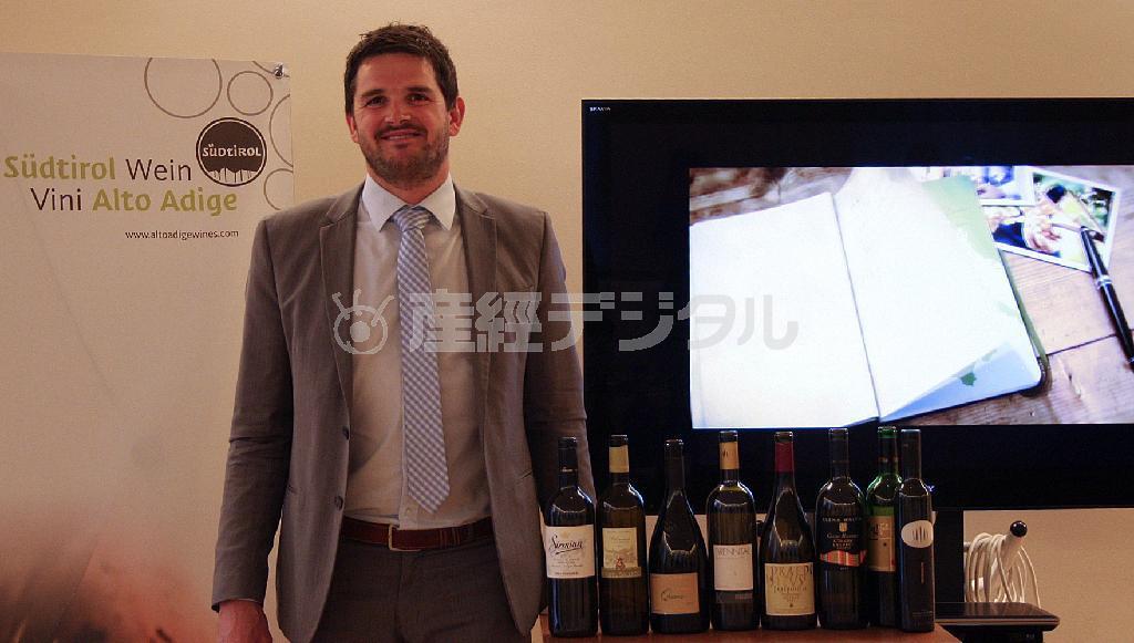 アルト・アディジェ・ワイン協会のマーケティング・ディレクター、ヴェルナー・ヴァルトボットさん＝２０１５年２月１８日（青木冨美子さん撮影）