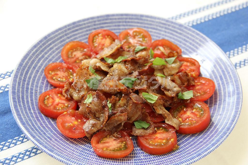 トマトのカリカリ豚のっけサラダ。※２４７ｋｃａｌ、塩分０．６グラム（１人分）