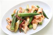 オクラとイカのピリ辛炒め。※１８５ｋｃａｌ、塩分２．０グラム（１人分）