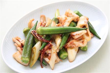 オクラとイカのピリ辛炒め。※１８５ｋｃａｌ、塩分２．０グラム（１人分）