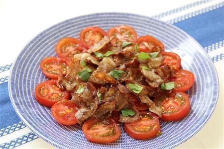 トマトのカリカリ豚のっけサラダ。※２４７ｋｃａｌ、塩分０．６グラム（１人分）