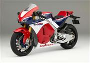レース専用車の公道走行を可能にして発売するホンダの「ＲＣ２１３Ｖ－Ｓ」