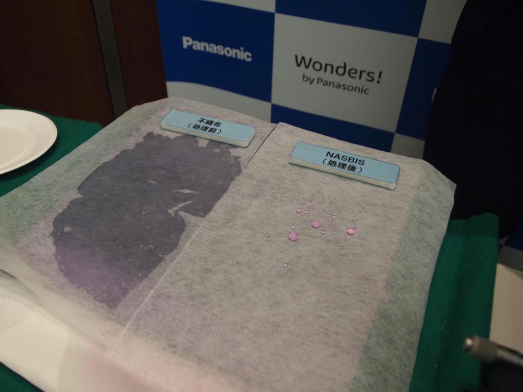 高性能断熱シート「ナスビス」（右）＝１１日、東京都港区